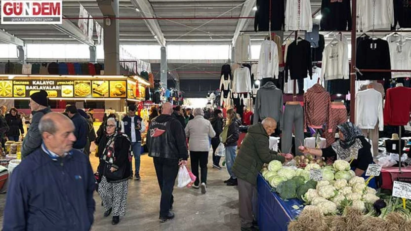 Cumartesi Pazarı'nda alışveriş yoğunluğu dikkat çekti