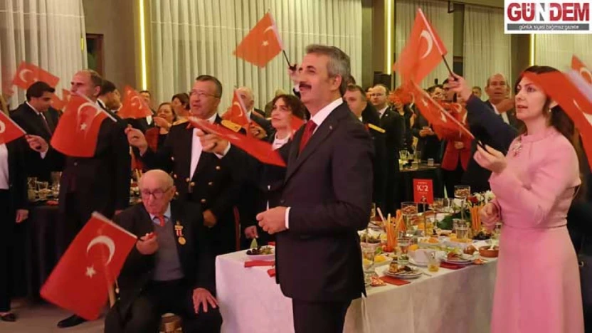 Cumhuriyet'in 102. yılı anısına pasta kesildi