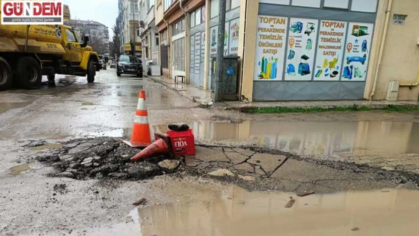 Edirne'nin göbeğinde bir acayip manzara: Asfalt çöküyor, dubalı önlem alınıyor