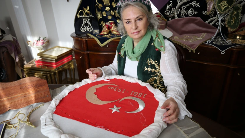 Eserlerini eski usullerle ilmek ilmek işliyor