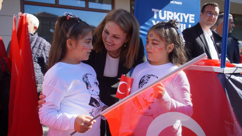 İba, Cumhuriyet coşkusunu vatandaşlarla ve çocuklarla birlikte yaşadı