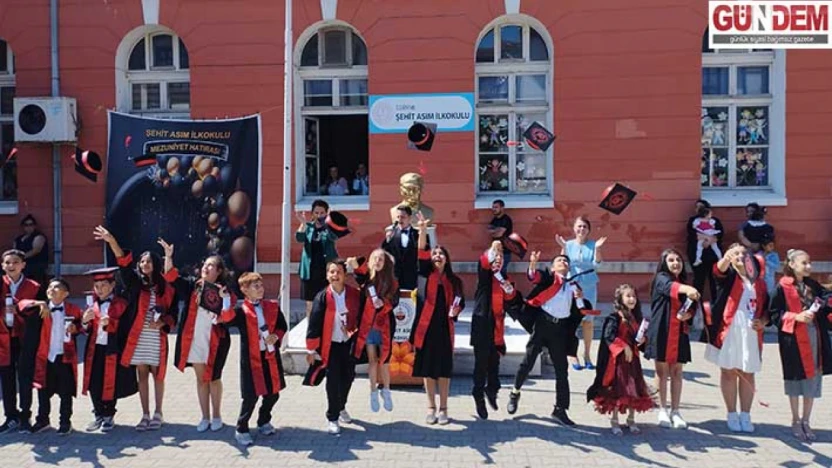 İlkokul öğrencileri mezuniyet sevinci yaşadı