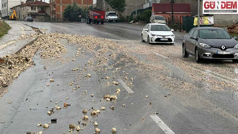 Işıklandırma Çalışması Sonrası Yola Dökülen Taşlar Trafiği Tehlikeye Sokuyor