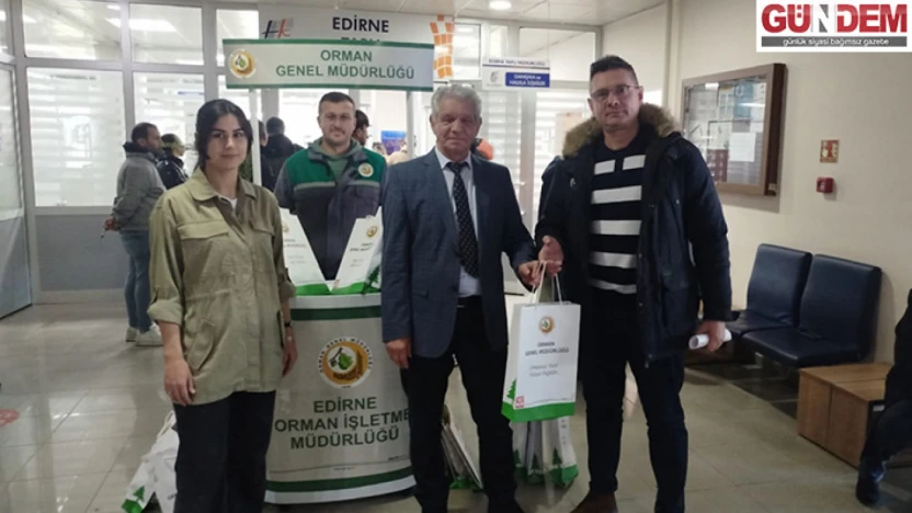 İşlem yaptıranlara fidan hediye edildi