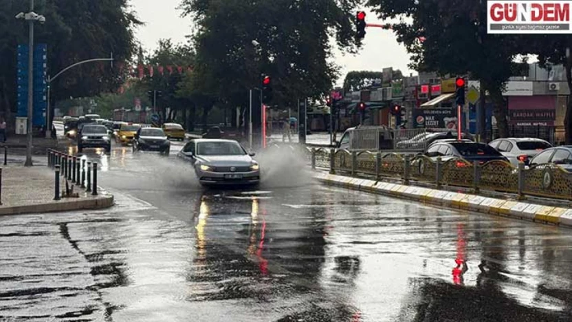 Kent göle döndü, yağmur suyu toplama kanalları yetersiz kaldı