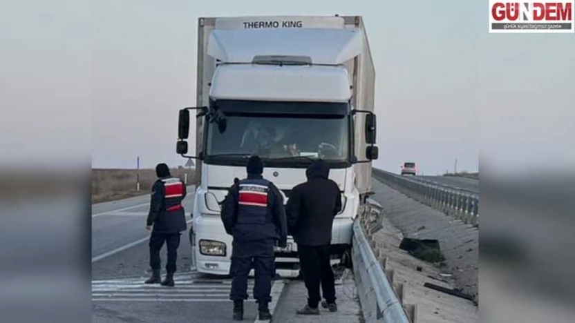 Lastiği patlayan tır bariyere çarptı