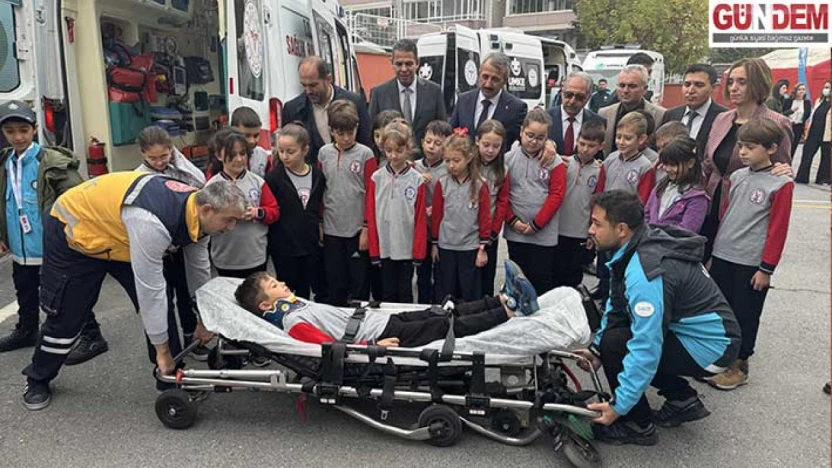 Minik sağlık elçileri arkadaşlarına ilk yardımı öğretti