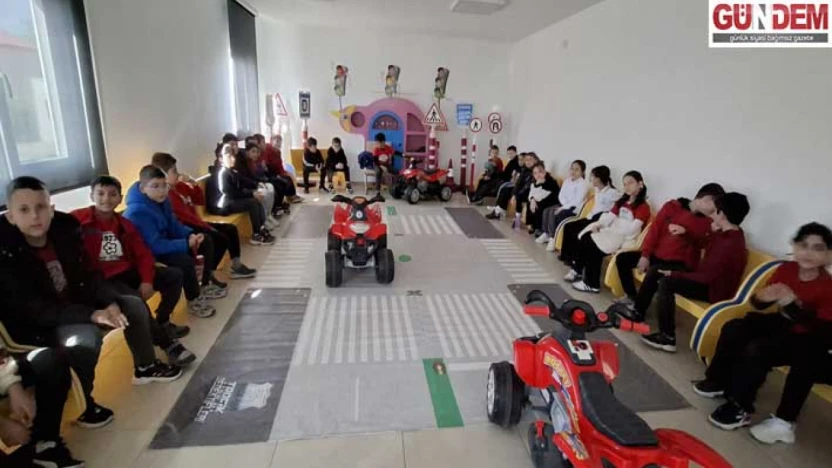 Miniklere kurallar oyunlarla öğretiliyor