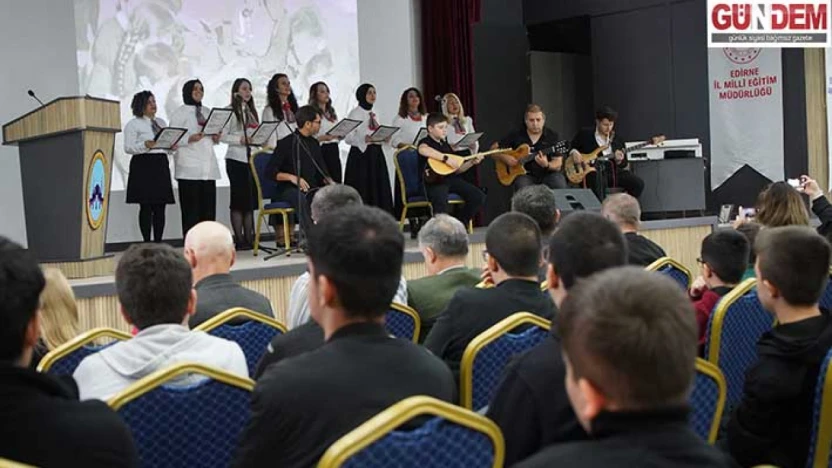 Öğrenci ve öğretmenlerden oluşan koro konser verdi