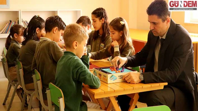 Öğrencilerini akıl ve zeka oyunlarıyla ekrandan uzak tutuyor