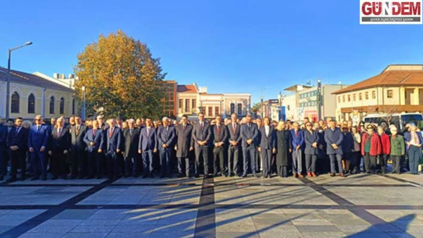 Öğretmenler günü için Atatürk Anıtı'nda çelenk töreni