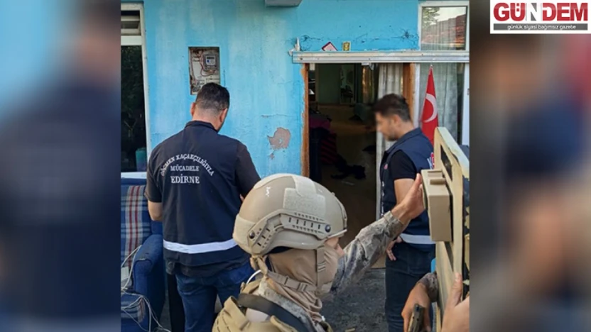 Operasyonda göçmen kaçakçısı saklandığı evde yakalandı