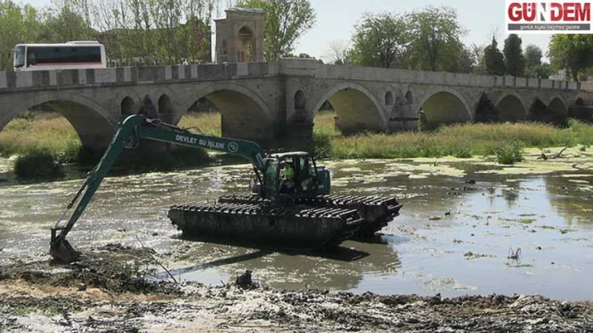 Ot ve kum adacıkları temizleniyor, Tunca Nehri akışa kavuşuyor