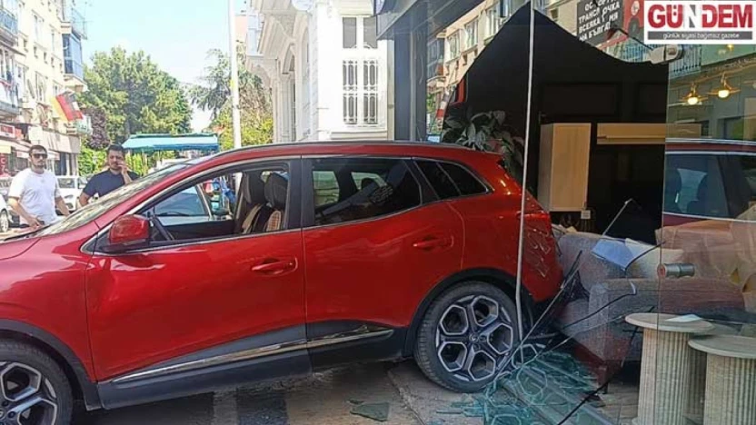 Otomobil mobilya mağazasına girdi