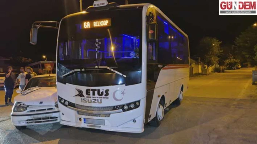 Otomobille çarpışan minibüsteki yolcu yaralandı