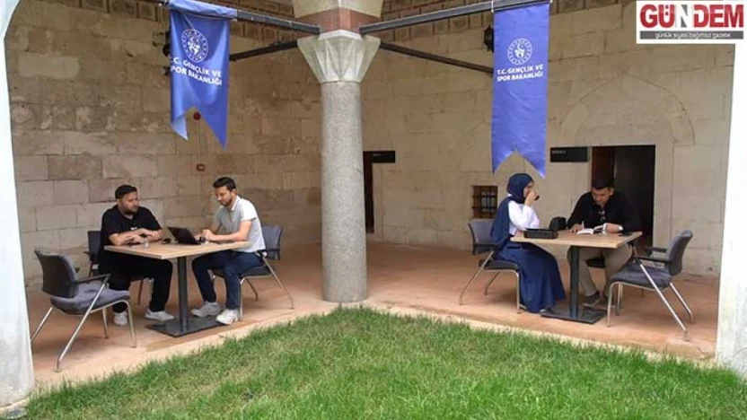 Tarihi medrese gençlerin buluşma noktası oldu