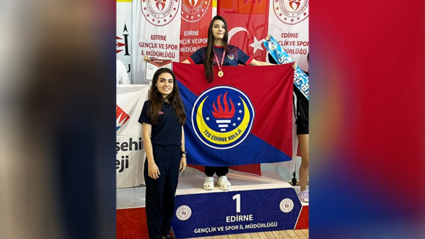 TED Edirne Koleji öğrencisi Çınarkök yüzme turnuvasında zirveye çıktı