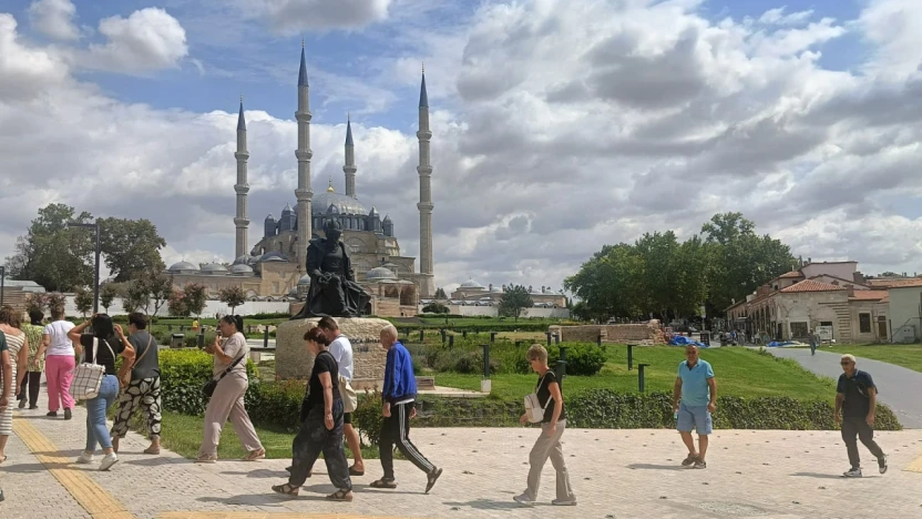 Turist ve gurbetçi yoğunluğu Edirne'ye canlılık kattı