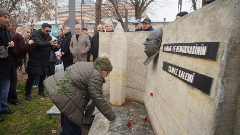 Uğur Mumcu'nun anıtına karanfil bırakıldı
