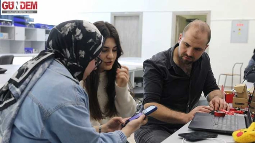 Üniversiteli gençlerden kadın güvenliğine teknolojik anahtarlık çözümü