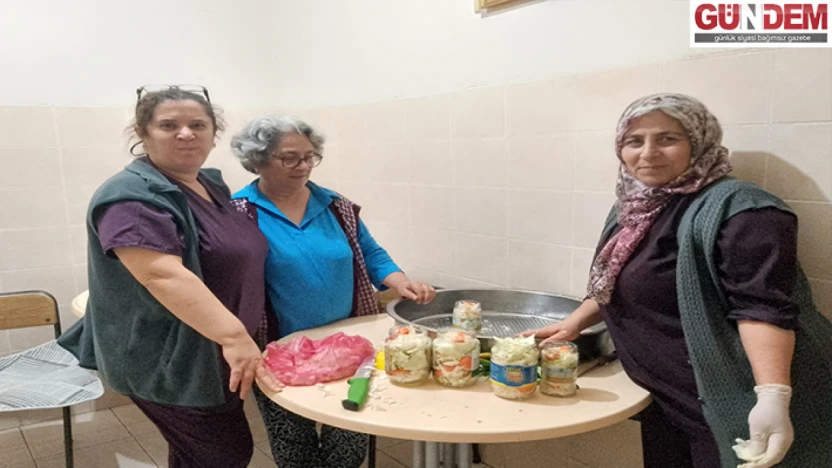 Yaşlılar el birliğiyle turşu kurdu