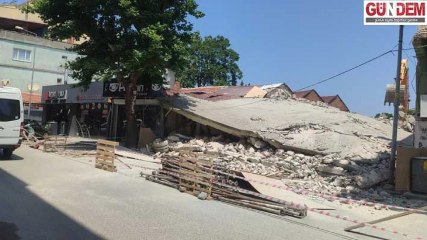 Yıkımı gerçekleştirilen binanın çökmesi nedeniyle bitişiğindeki 2 yapı zarar gördü