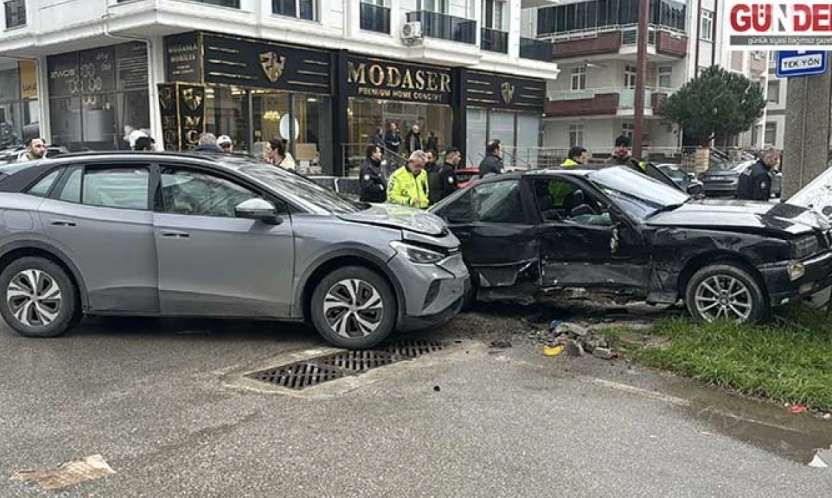 2 otomobilin çarpışması sonucu 2 kişinin yaralandı