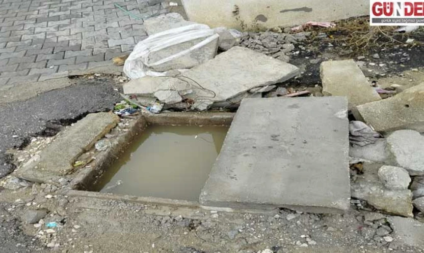 Açık kanalizasyon çukuru kazalara davetiye çıkarıyor