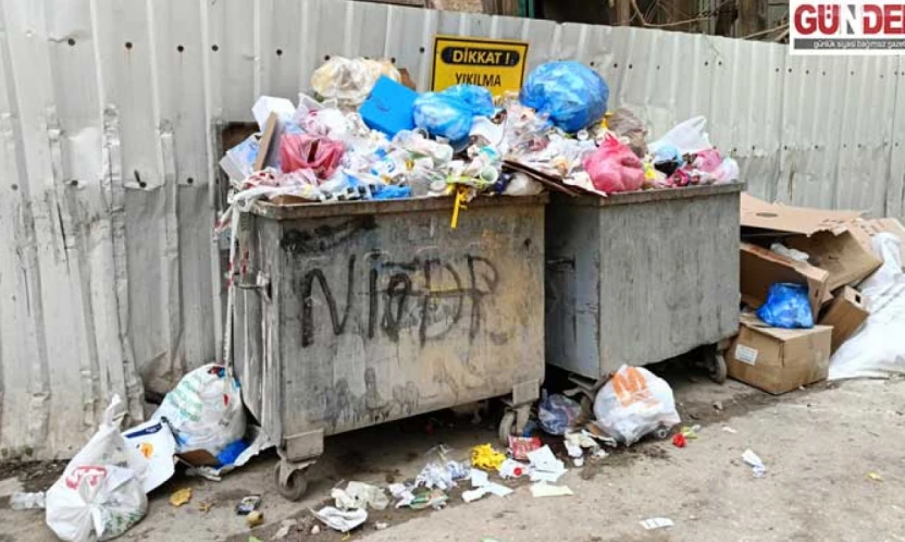 Belediye sınıfta kaldı: Kaleiçi'nde çöp yığınları tepki topluyor