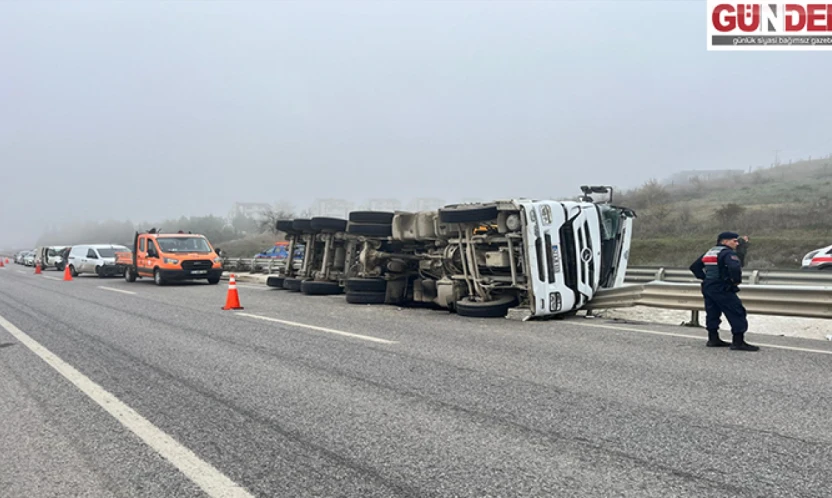 D100'de asfalt yüklü tır devrildi