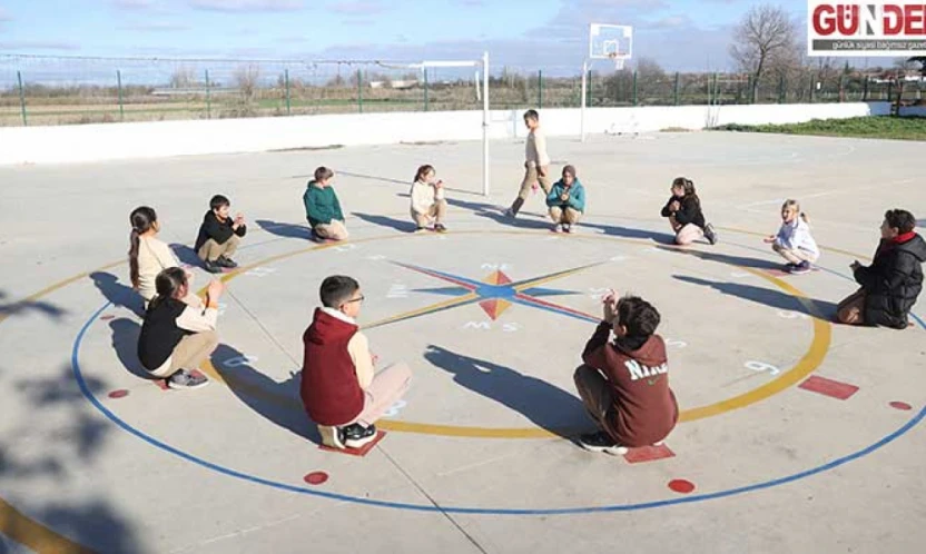 Depremzede babanın renkli fırçası çocuklara umut oluyor