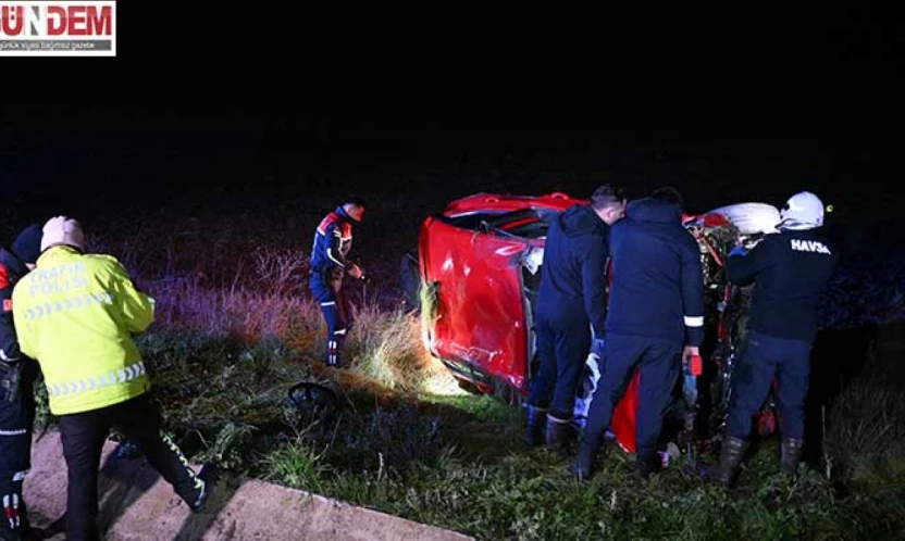 Direksiyon hakimiyetini kaybetti otomobil devrildi