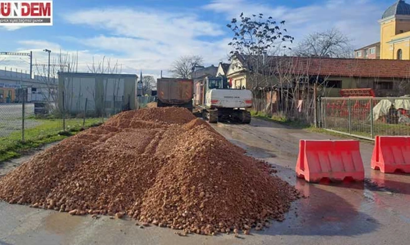 Edirne'de Altyapı Mesaisi: Darülhadis Caddesi'nde Trafik akışı kesildi