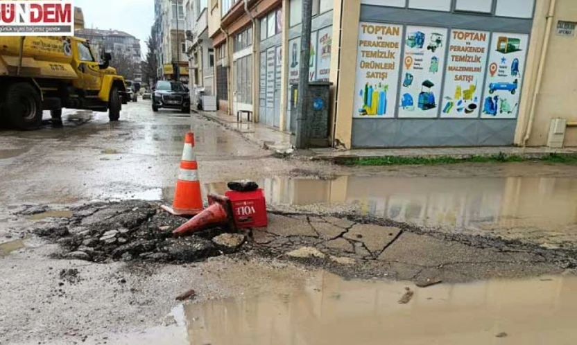 Edirne'nin göbeğinde bir acayip manzara: Asfalt çöküyor, dubalı önlem alınıyor