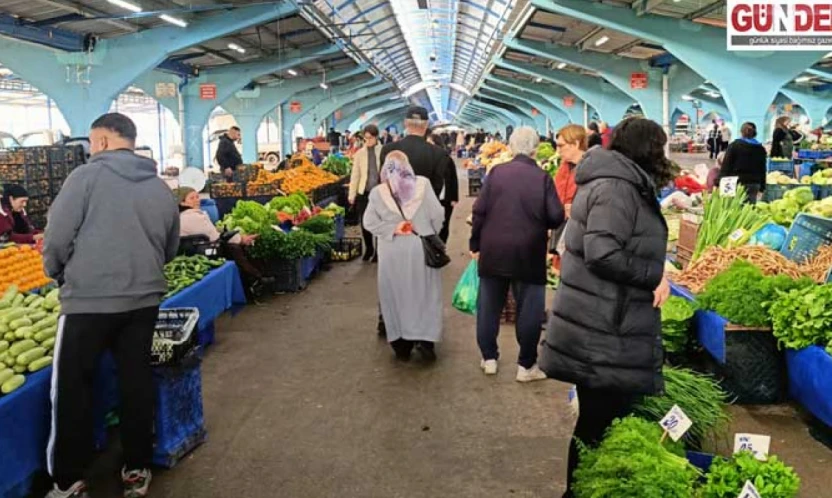 Edirneliler kışlık alışveriş için pazara koştu