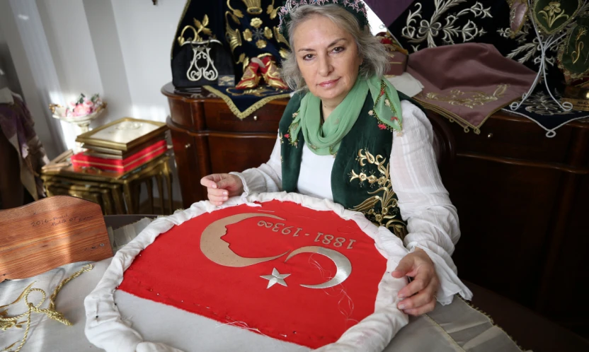 Eserlerini eski usullerle ilmek ilmek işliyor