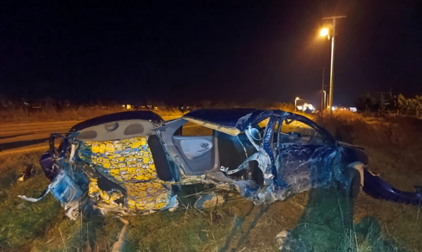 Feci kaza: Otomobil ikiye bölündü