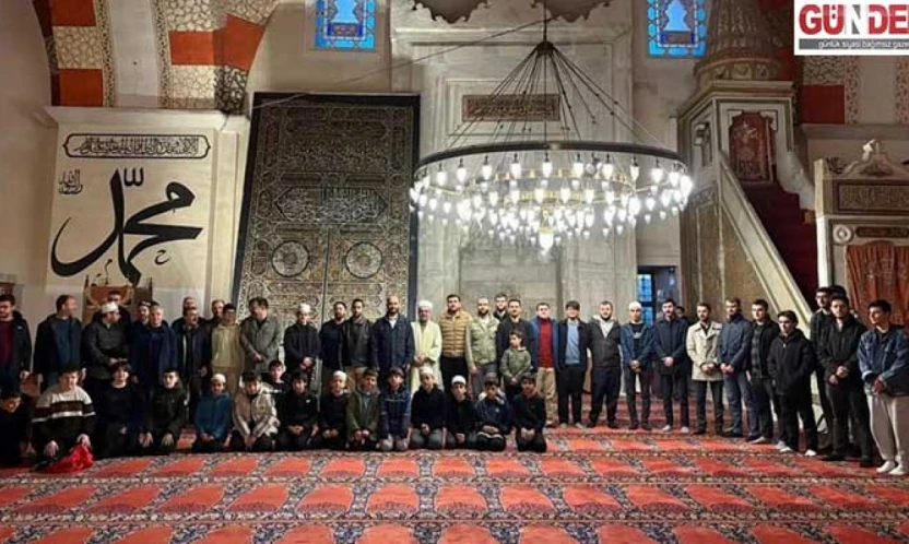 Gençler, Eski Camii'nde sabah namazında buluştu