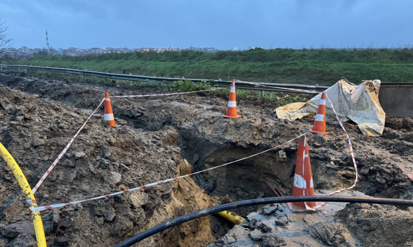 Göçük altında kalan 3 işçiden biri hayatını kaybetti