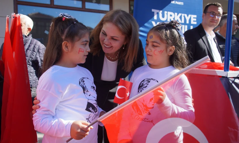 İba, Cumhuriyet coşkusunu vatandaşlarla ve çocuklarla birlikte yaşadı