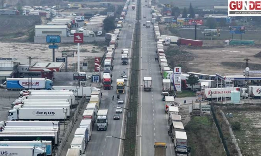 Kapıkule Sınır Kapısı'nda çift yönlü 7'şer kilometre tır kuyruğu oluştu