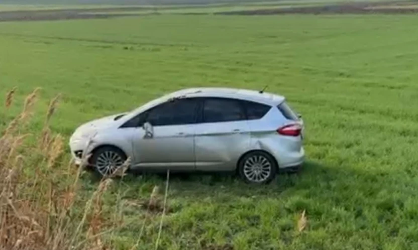 Kontrolden çıkan otomobil tarlaya uçtu