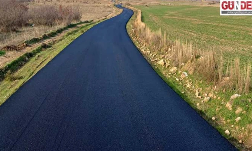 Köy yollarında sıcak asfalt çalışmaları sürüyor