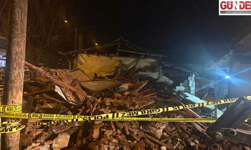 Metruk bina çöktü, bitişikteki evde mahsur kalan 5 kişi kurtarıldı