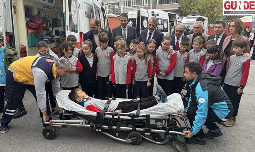 Minik sağlık elçileri arkadaşlarına ilk yardımı öğretti