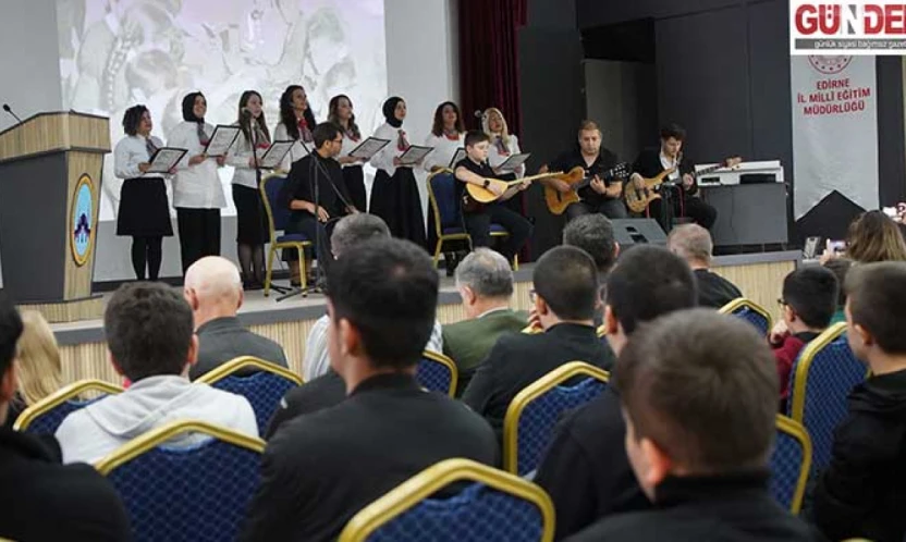 Öğrenci ve öğretmenlerden oluşan koro konser verdi