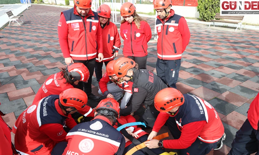 Öğretmenler olası afetlerde hayat kurtarmaya hazırlanıyor