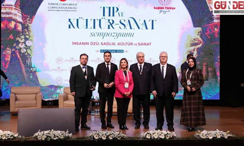 Prof. Dr. Öztürk'e Cumhurbaşkanlığı Külliyesi'nde plaket takdim edildi