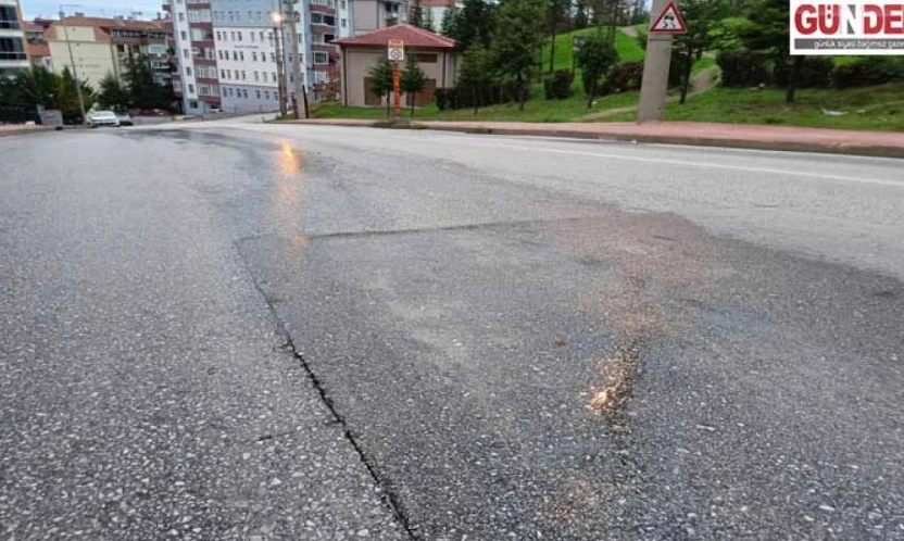 Şükrüpaşa Mahallesi'nde yamalı yolda su patlağı tepkilere sebep oldu