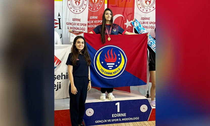 TED Edirne Koleji öğrencisi Çınarkök yüzme turnuvasında zirveye çıktı